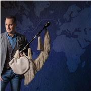 Músico profesional desde el año 2000, dando clases de Música e Instrumentación desde 2007.